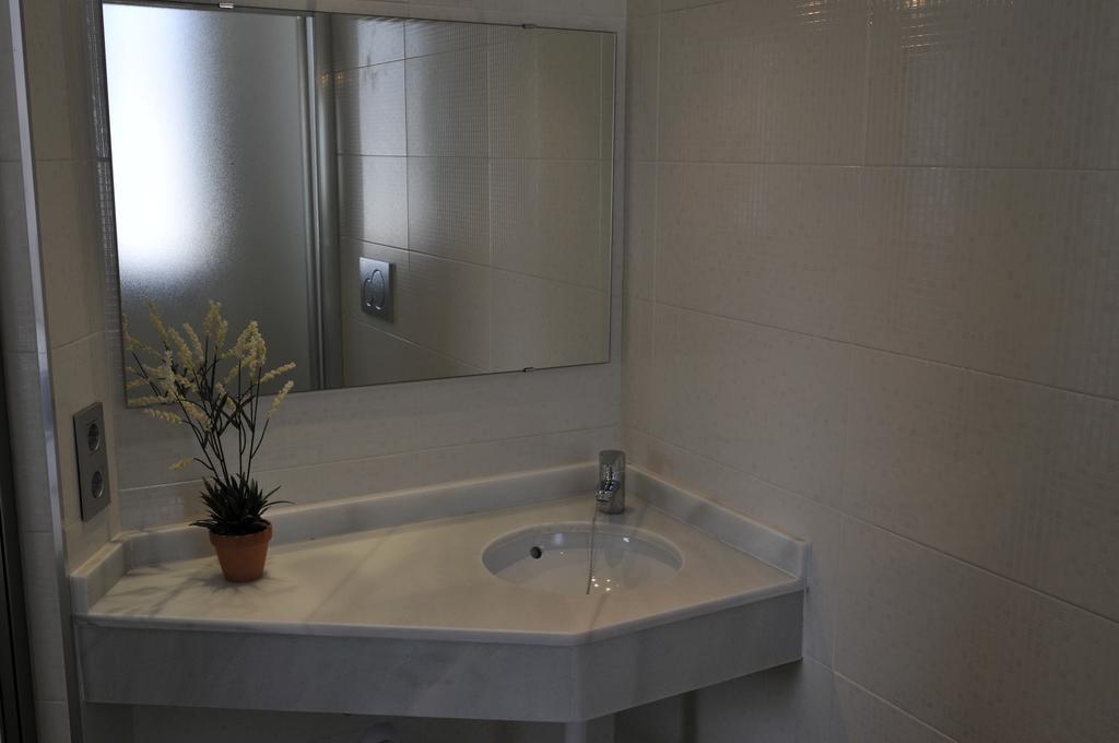 Hostal Tarifa -Recepcion Abierta Las 24H- Bilik gambar